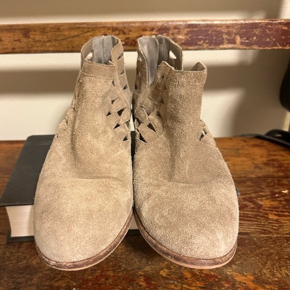 Vince Camuto Peera Tan Suede Cutout Ankle Booties Boots - Picture 5 of 13